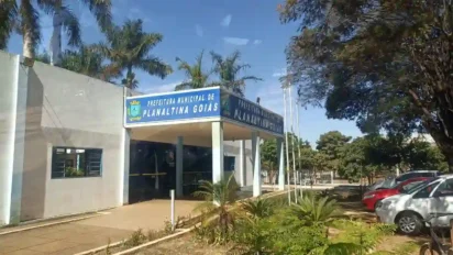 Fachada da Prefeitura Municipal de Planaltina de Goiás com placa de identificação e estacionamento com carros ao lado. Foto: Túllio F/Wikipédia