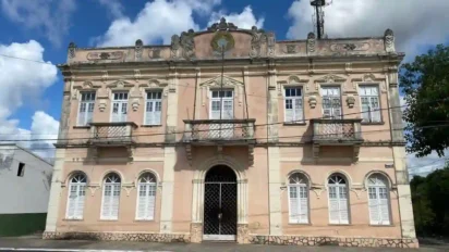 Prédio histórico de dois andares com fachada em estilo clássico, janelas e portas brancas, localizado em Pojuca, Bahia. Foto: Divulgação/Prefeitura de Pojuca–BA