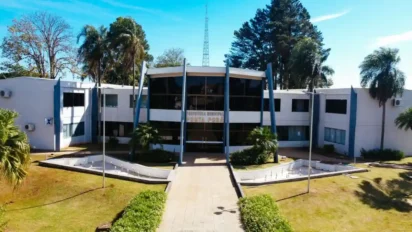 Sede da Prefeitura Municipal de Ponta Porã com fachada moderna, janelas amplas e área externa com jardins e palmeiras. Foto: Divulgação/Prefeitura de Ponta Porã-MS