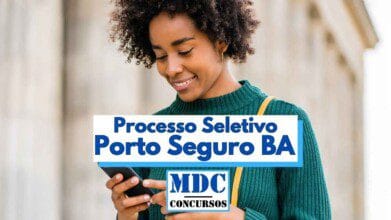 Mulher jovem de pele negra e cabelo cacheado, usando suéter verde e mochila amarela, sorri enquanto mexe no celular. Ao fundo, há uma construção com colunas desfocada. Em destaque, há um texto promocional que diz: “Processo Seletivo Porto Seguro BA” com o logotipo da MDC Concursos. A imagem transmite uma atmosfera positiva e informativa sobre o processo seletivo.