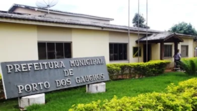 Fachada da Prefeitura Municipal de Porto dos Gaúchos com jardim aparado e placa identificando o prédio. Foto: Divulgação/Prefeitura de Porto dos Gaúchos-MT