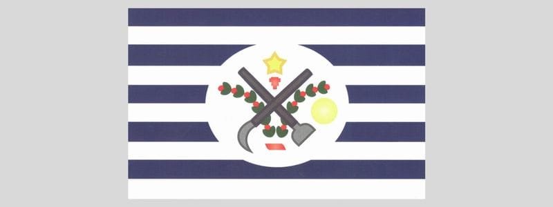 Rio Crespo (RO) abre seletivo com 6 vagas de R$ 2.277,00 1 A imagem mostra a bandeira do município de Rio Crespo, em Rondônia. O fundo é composto por listras horizontais alternadas em azul-escuro e branco. No centro, há um círculo branco com dois instrumentos agrícolas cruzados: uma enxada e uma foice, representando o trabalho rural. Ao redor, há ramos verdes com frutos vermelhos, um sol amarelo à direita, uma estrela amarela no topo e um símbolo em vermelho abaixo da estrela, remetendo à identidade regional e agrícola da cidade.