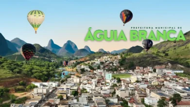 Vista aérea de Águia Branca com montanhas ao fundo e vários balões de ar quente sobrevoando a cidade, acompanhada do texto Prefeitura Municipal de Águia Branca. Foto: Divulgação/Prefeitura de Águia Branca-ES