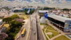 Vista aérea de avenida movimentada em Anápolis com prédios públicos, tráfego de veículos, áreas verdes e bandeira do município ao centro. Foto: Divulgação/Prefeitura de Anápolis-GO