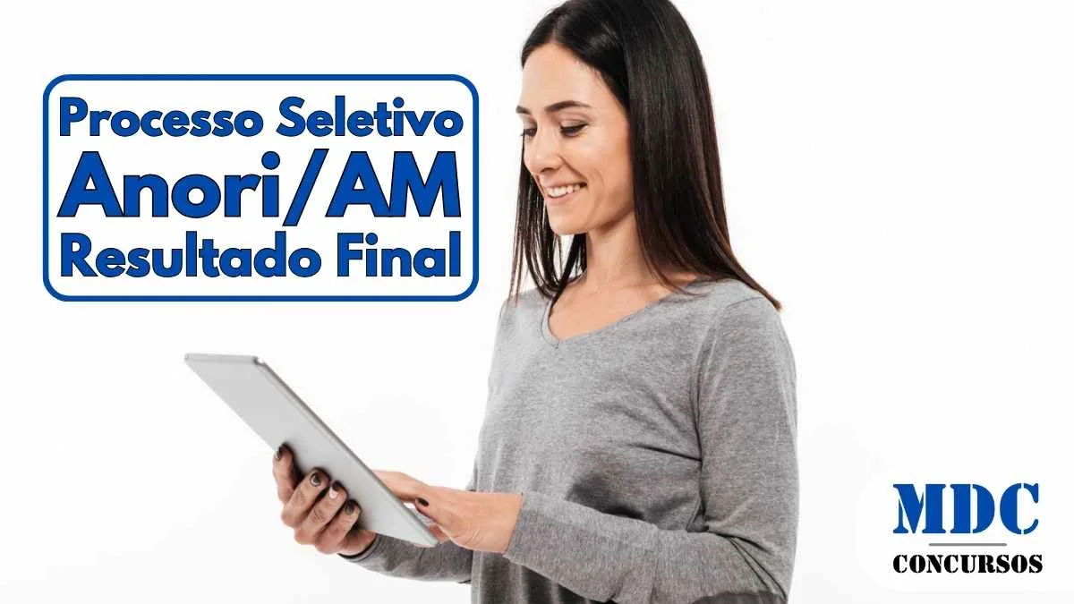 Mulher sorridente de cabelo liso e escuro usando uma blusa cinza enquanto segura e interage com um tablet em um fundo branco - Prefeitura de Anori (AM) homologa Resultado Final do Processo Seletivo 0032025