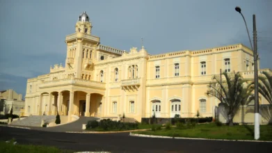 Antiga Estação Ferroviária de Araguari, atual sede da Prefeitura Municipal, com edifício histórico de arquitetura clássica e torre central. Foto: Divulgação/AMVAP