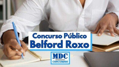Pessoa escrevendo em um caderno com uma caneta azul enquanto consulta um bloco de anotações, vestindo camisa branca, em ambiente de estudo ou trabalho, com um notebook ao lado; sobre a imagem, há uma faixa com o texto "Concurso Público Belford Roxo" em letras azuis destacadas, e abaixo o logotipo "MDC Concursos" também em azul