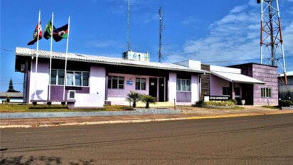 Prédio da Prefeitura de Belmonte-SC com fachada roxa, bandeiras hasteadas e torre de telecomunicações ao fundo. Foto: Divulgação/Prefeitura de Belmonte-SC