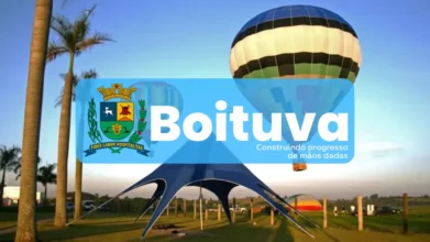 Logotipo da Prefeitura de Boituva sobre imagem de balões de ar quente, contendo o brasão municipal e a frase Construindo progresso de mãos dadas.