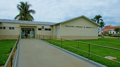 Fachada da Prefeitura Municipal de Buritis-MG com rampa de acesso, área verde, palmeiras e identificação do prédio em destaque. Foto: Divulgação/Prefeitura de Buritis-MG