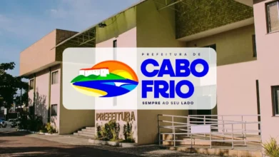 Fachada do prédio da Prefeitura de Cabo Frio com o logotipo oficial sobreposto, apresentando uma ilustração colorida do Forte de São Mateus e o texto Prefeitura de Cabo Frio Sempre ao Seu Lado.