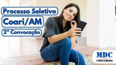 Mulher jovem sentada em degrau, sorrindo enquanto olha para o celular e usa fones de ouvido, em ambiente claro com piso de azulejos coloridos - Prefeitura de Coari (AM) publica 2ª Convocação do Processo Seletivo para Apoio à Educação
