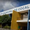 Fachada da Prefeitura Municipal de Cocal PI com nome do prédio em destaque e céu parcialmente nublado ao fundo. Foto: Divulgação/Prefeitura de Cocal-PI