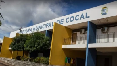 Fachada da Prefeitura Municipal de Cocal PI com nome do prédio em destaque e céu parcialmente nublado ao fundo. Foto: Divulgação/Prefeitura de Cocal-PI