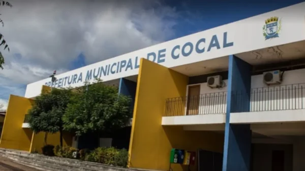 Fachada da Prefeitura Municipal de Cocal PI com nome do prédio em destaque e céu parcialmente nublado ao fundo. Foto: Divulgação/Prefeitura de Cocal-PI