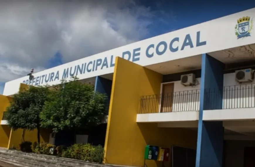 Fachada da Prefeitura Municipal de Cocal PI com nome do prédio em destaque e céu parcialmente nublado ao fundo. Foto: Divulgação/Prefeitura de Cocal-PI