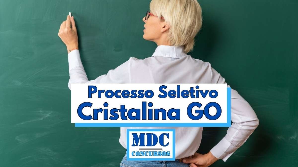 Imagem de uma mulher de cabelos loiros curtos e óculos vermelhos, vista de costas, escrevendo em um quadro verde com giz branco, vestindo camisa branca de mangas compridas e calça jeans, com a mão esquerda na cintura e a direita levantada segurando o giz, sobreposta por uma faixa com os dizeres Processo Seletivo Cristalina GO e o logotipo MDC Concursos em destaque abaixo do texto