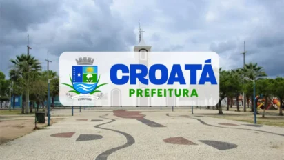 Logotipo da Prefeitura de Croatá sobreposto à imagem de uma praça pública com calçamento desenhado, palmeiras e uma torre de igreja ao fundo sob céu nublado.
