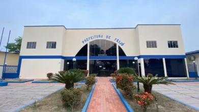 Prefeitura de Feijó abre processo seletivo com 234 vagas imediatas 2 Fachada da Prefeitura de Feijó, no Acre, com prédio em tons de bege e azul, entrada central com jardim, caminho de tijolos e identificação Prefeitura de Feijó na parte superior. Foto: Divulgação/Prefeitura de Feijó-AC