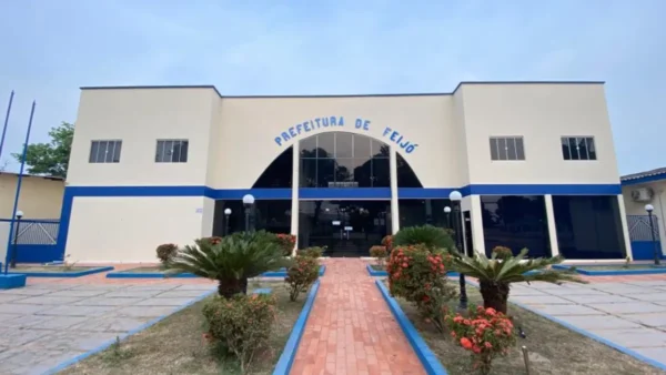Prefeitura de Feijó abre processo seletivo com 234 vagas imediatas 3 Fachada da Prefeitura de Feijó, no Acre, com prédio em tons de bege e azul, entrada central com jardim, caminho de tijolos e identificação Prefeitura de Feijó na parte superior. Foto: Divulgação/Prefeitura de Feijó-AC