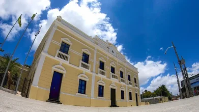 Processos Seletivos 8 Fachada do Paço Municipal de Fortaleza, prédio histórico amarelo com portas e janelas azuis sob céu azul. Foto: Divulgação/Prefeitura de Fortaleza-CE