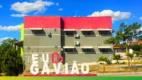 Fachada de prédio público em Gavião, na Bahia, com letreiro “Eu amo Gavião” em primeiro plano e construção colorida ao fundo. Foto: Divulgação/Prefeitura de Gavião-BA