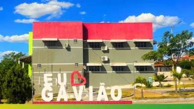 Fachada de prédio público em Gavião, na Bahia, com letreiro “Eu amo Gavião” em primeiro plano e construção colorida ao fundo. Foto: Divulgação/Prefeitura de Gavião-BA