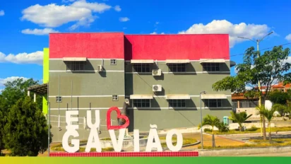 Fachada de prédio público em Gavião, na Bahia, com letreiro “Eu amo Gavião” em primeiro plano e construção colorida ao fundo. Foto: Divulgação/Prefeitura de Gavião-BA