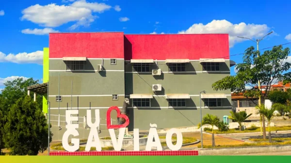Fachada de prédio público em Gavião, na Bahia, com letreiro “Eu amo Gavião” em primeiro plano e construção colorida ao fundo. Foto: Divulgação/Prefeitura de Gavião-BA