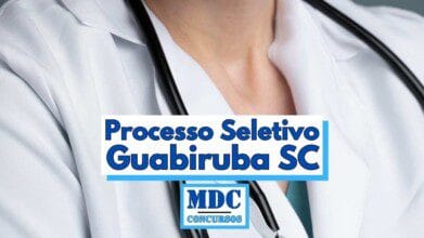 Pessoa vestindo jaleco branco e estetoscópio pendurado no pescoço representando profissional da saúde ao fundo com destaque para o texto central em azul escrito Processo Seletivo Guabiruba SC acompanhado da logomarca MDC Concursos posicionada abaixo do título em destaque sobre fundo branco com bordas azul claro remetendo a conteúdo informativo sobre seleção pública na área da saúde em Santa Catarina