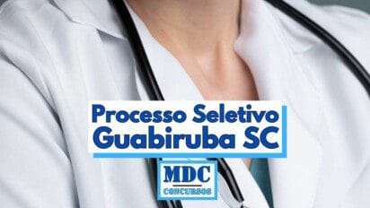 Pessoa vestindo jaleco branco e estetoscópio pendurado no pescoço representando profissional da saúde ao fundo com destaque para o texto central em azul escrito Processo Seletivo Guabiruba SC acompanhado da logomarca MDC Concursos posicionada abaixo do título em destaque sobre fundo branco com bordas azul claro remetendo a conteúdo informativo sobre seleção pública na área da saúde em Santa Catarina