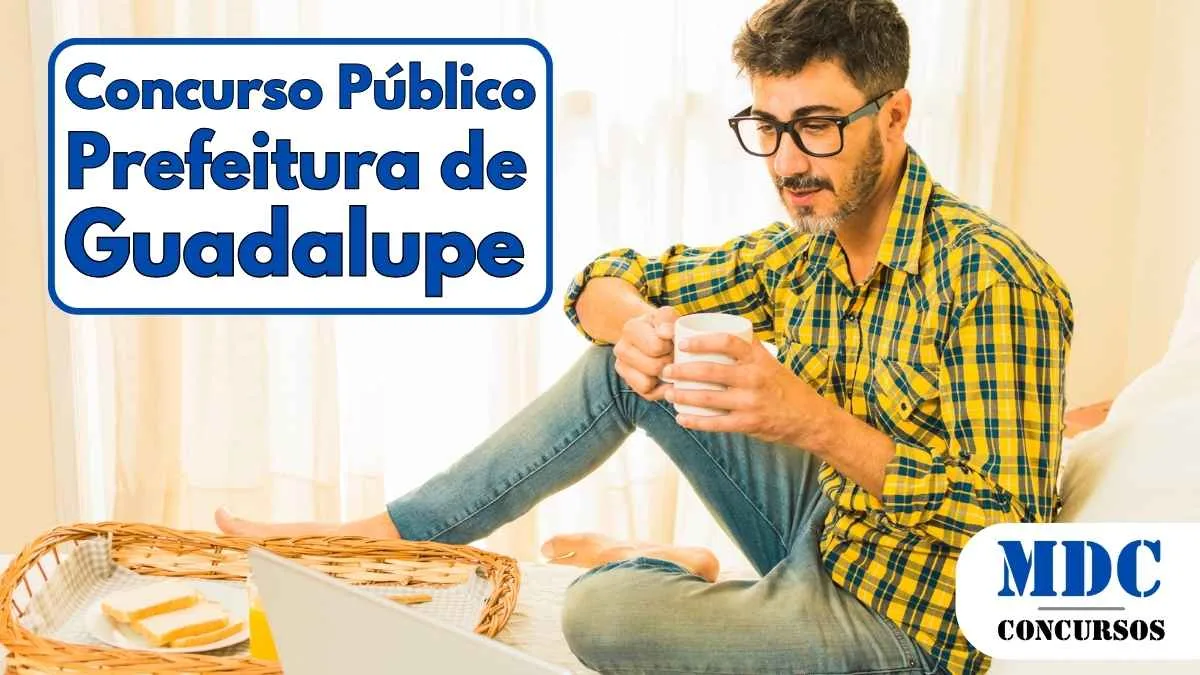 Prefeitura de Guadalupe (PI) abre 175 vagas com salários de até R$ 7 mil em Concurso Público 1 Homem sentado em uma cama com notebook no colo, vestindo camisa xadrez amarela e jeans, segurando uma caneca branca e olhando para a tela, com uma bandeja de café da manhã ao lado contendo torradas e suco - Prefeitura de Guadalupe (PI) abre 175 vagas com salários de até R$ 7 mil em Concurso Público