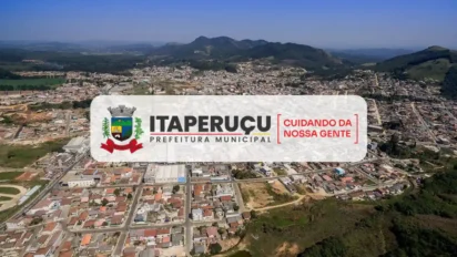 Vista aérea da cidade de Itaperuçu com o logotipo da Prefeitura Municipal e o slogan Cuidando da Nossa Gente centralizados em um quadro branco.