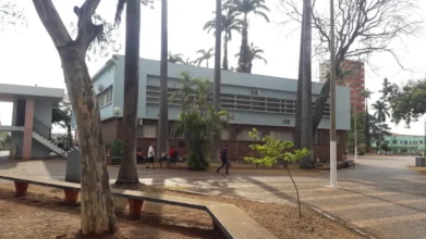 Área externa da Prefeitura de Ituiutaba com prédio administrativo ao fundo, pessoas caminhando, árvores altas, bancos e espaço aberto em ambiente urbano arborizado. Foto: Divulgação/Google Maps (Laercio Sousa)