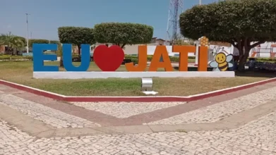 Letreiro colorido “Eu amo Jati” instalado em praça pública, com letras grandes, coração vermelho, símbolo de abelha e árvores ao fundo em área urbana do município. Foto: Divulgação/Prefeitura de Jati-CE