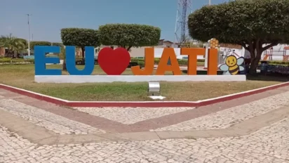 Letreiro colorido “Eu amo Jati” instalado em praça pública, com letras grandes, coração vermelho, símbolo de abelha e árvores ao fundo em área urbana do município. Foto: Divulgação/Prefeitura de Jati-CE