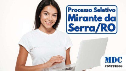 Mulher jovem sorrindo, vestindo camiseta branca, segurando um laptop prateado com uma mão e digitando com a outra, em fundo branco - Prefeitura de Mirante da Serra (RO) oferece salários de até R$ 3,7 mil em Processo Seletivo