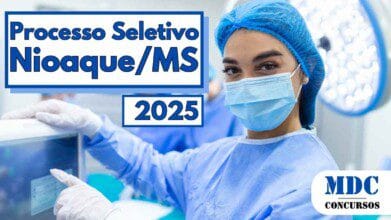 Processos Seletivos 4 Profissional da saúde em ambiente hospitalar usando máscara cirúrgica, touca e luvas, interagindo com equipamento médico enquanto sorri com os olhos para a câmera, ao fundo outros membros da equipe médica também paramentados realizam procedimentos em uma sala de cirurgia iluminada por refletores cirúrgicos - Prefeitura de Nioaque - MS abre 177 Vagas com salários de até R$ 4,8 mil em Processo Seletivo