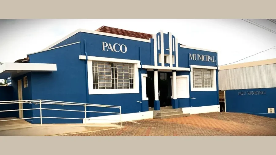 Fachada do Paço Municipal de Nipoã, um prédio de cor azul com detalhes em branco e rampa de acessibilidade.