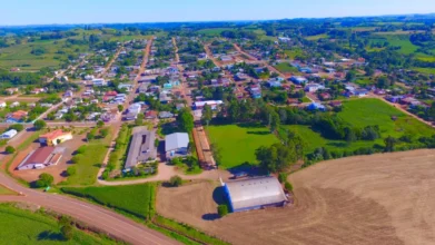 Vista aérea do município de Paraíso-SC com área urbana organizada, ruas, residências, prédios públicos e áreas rurais verdes ao redor. Foto: Divulgação/Prefeitura de Paraíso-SC