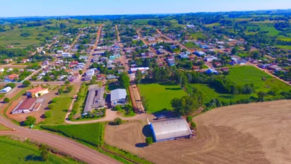 Vista aérea do município de Paraíso-SC com área urbana organizada, ruas, residências, prédios públicos e áreas rurais verdes ao redor. Foto: Divulgação/Prefeitura de Paraíso-SC