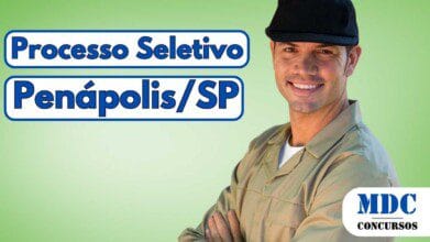 Homem sorridente vestindo uniforme bege e boné preto, com os braços cruzados, posando diante de um fundo verde claro - Prefeitura de Penápolis  - SP oferece 40 vagas em Processo Seletivo