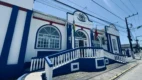 Fachada da Prefeitura de Penha, em Santa Catarina, com prédio histórico nas cores azul e branco, escadaria frontal, bandeiras hasteadas e rua ao redor em dia ensolarado. Foto: Divulgação/Prefeitura de Penha-SC