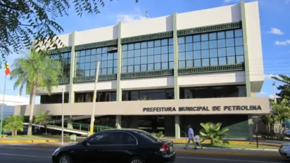 Fachada do prédio da Prefeitura Municipal de Petrolina com vidro espelhado e letreiro na entrada. Foto: Wikimedia