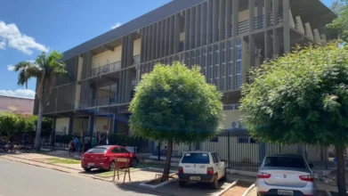 Fachada do prédio da Prefeitura de Picos, com estrutura moderna, árvores na frente, carros estacionados e pessoas circulando na entrada sob céu azul. Foto: Divulgação/Prefeitura de Picos-PI