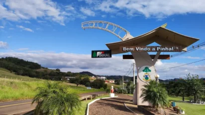 Pórtico de entrada com a inscrição “Bem-Vindo a Pinhal/RS”, brasão do município e paisagem rural ao fundo sob céu azul. Foto: Divulgação/Prefeitura de Pinhal-RS