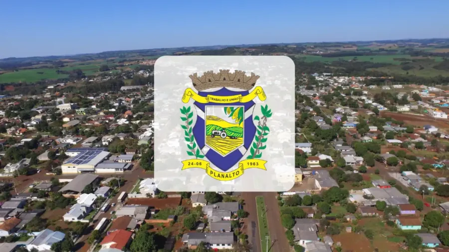 Vista aérea da cidade de Planalto, no Paraná, com o brasão oficial do município sobreposto ao centro da imagem.