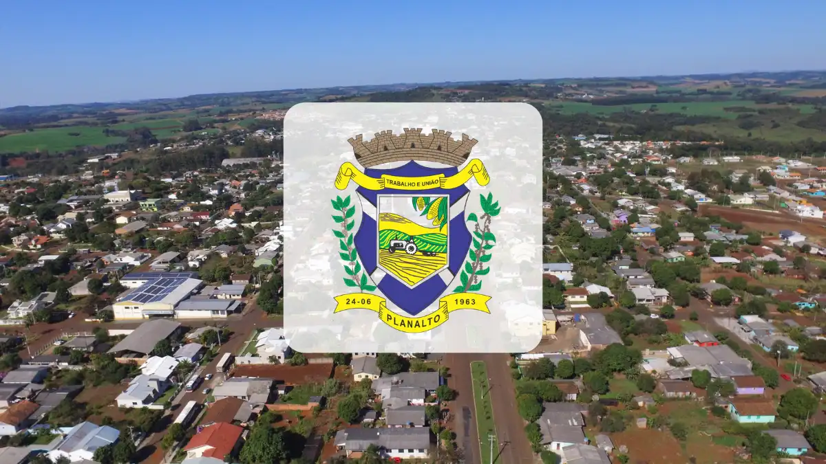 Vista aérea da cidade de Planalto, no Paraná, com o brasão oficial do município sobreposto ao centro da imagem.