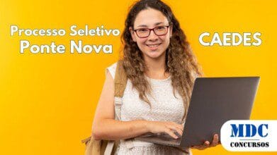 Mulher jovem de cabelos cacheados, usando óculos de armação vermelha, vestido branco rendado e mochila bege, segurando um laptop aberto e sorrindo. O fundo é amarelo vibrante - Prefeitura de Ponte Nova (MG) oferece 5 vagas e salários de até R$ 2.950 em Processo Seletivo