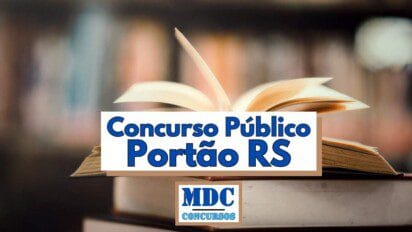 Imagem com fundo desfocado mostrando estante de livros e, em primeiro plano, um livro aberto com páginas levemente curvadas formando um ângulo para cima; sobre a foto há uma faixa retangular central de cor branca contornada por borda bege exibindo em letras maiúsculas azuis a mensagem “Concurso Público Portão RS”; abaixo dessa faixa, em menor tamanho, aparece um logotipo quadrado com as iniciais “MDC” em azul e a palavra “Concursos” em verde água sobre fundo claro, reforçando o tema de oportunidades de emprego público no município gaúcho de Portão